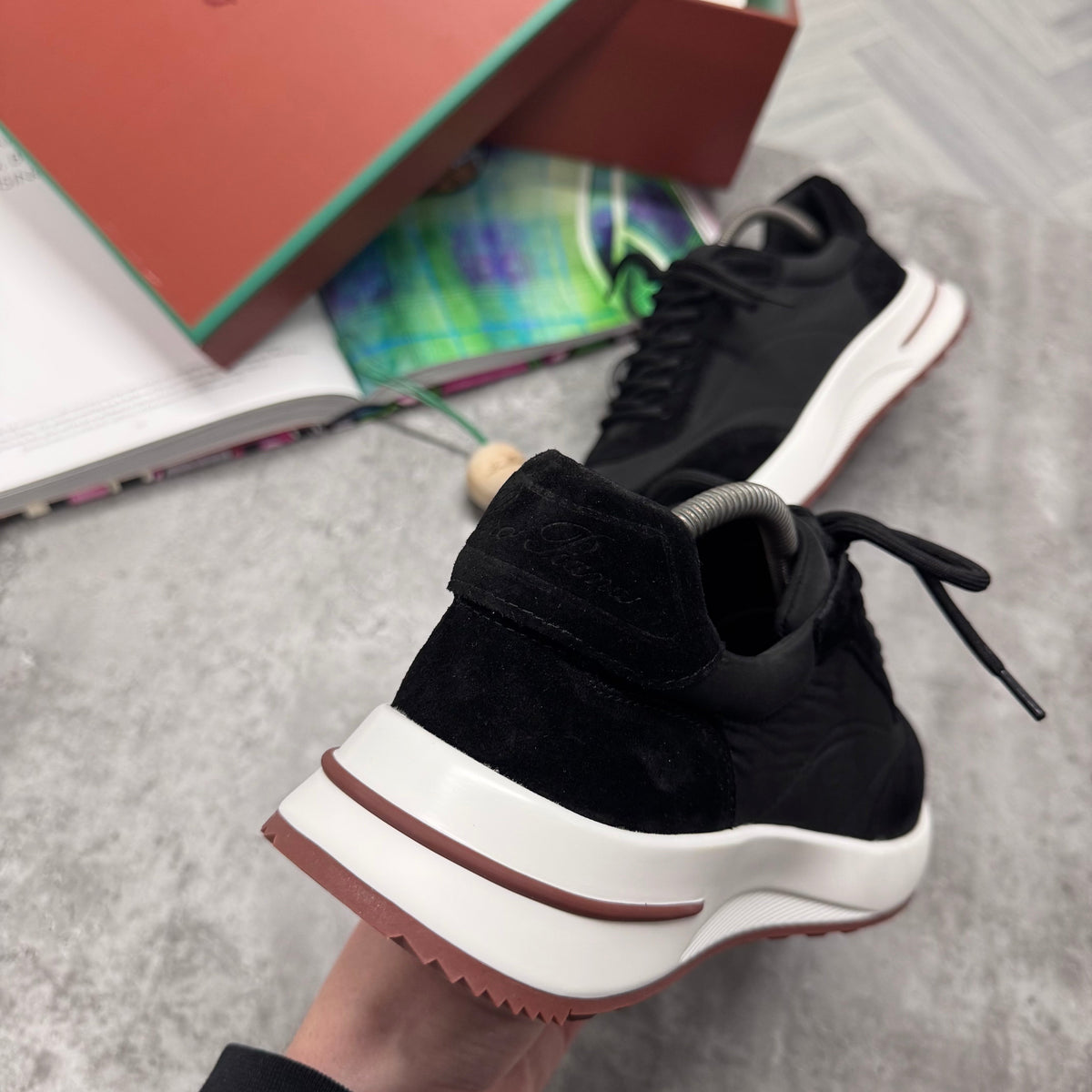 LORO SUEDE RUNNER TRAINER - BLACK / WHITE