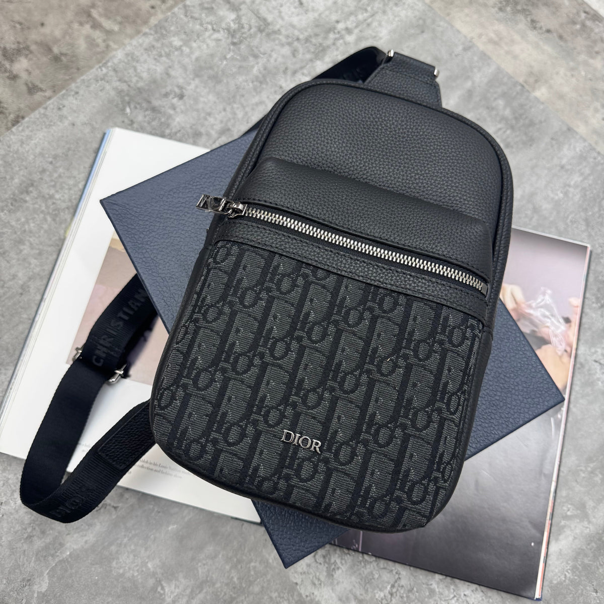 (PRE-ORDER) CD - OBLIQUE CROSSBODY BAG - BLACK