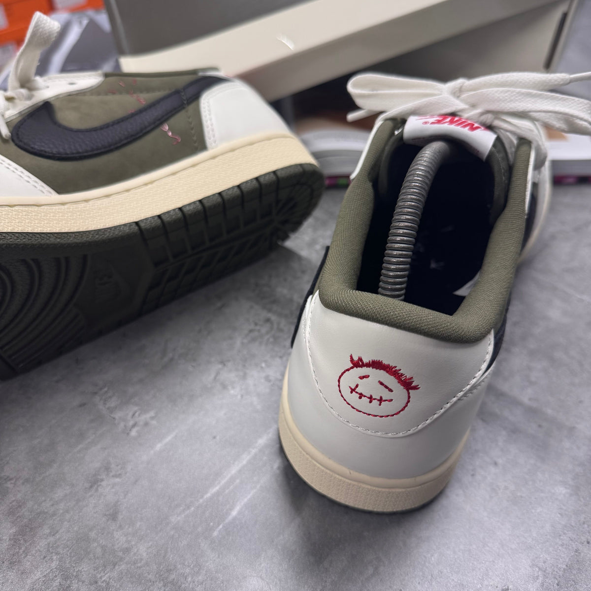 NI X TS - JORDAN 1 - MID OLIVE