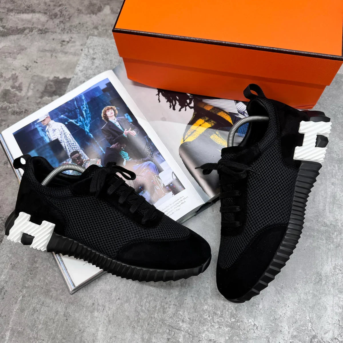 H TRAINERS - BLACK / WHITE