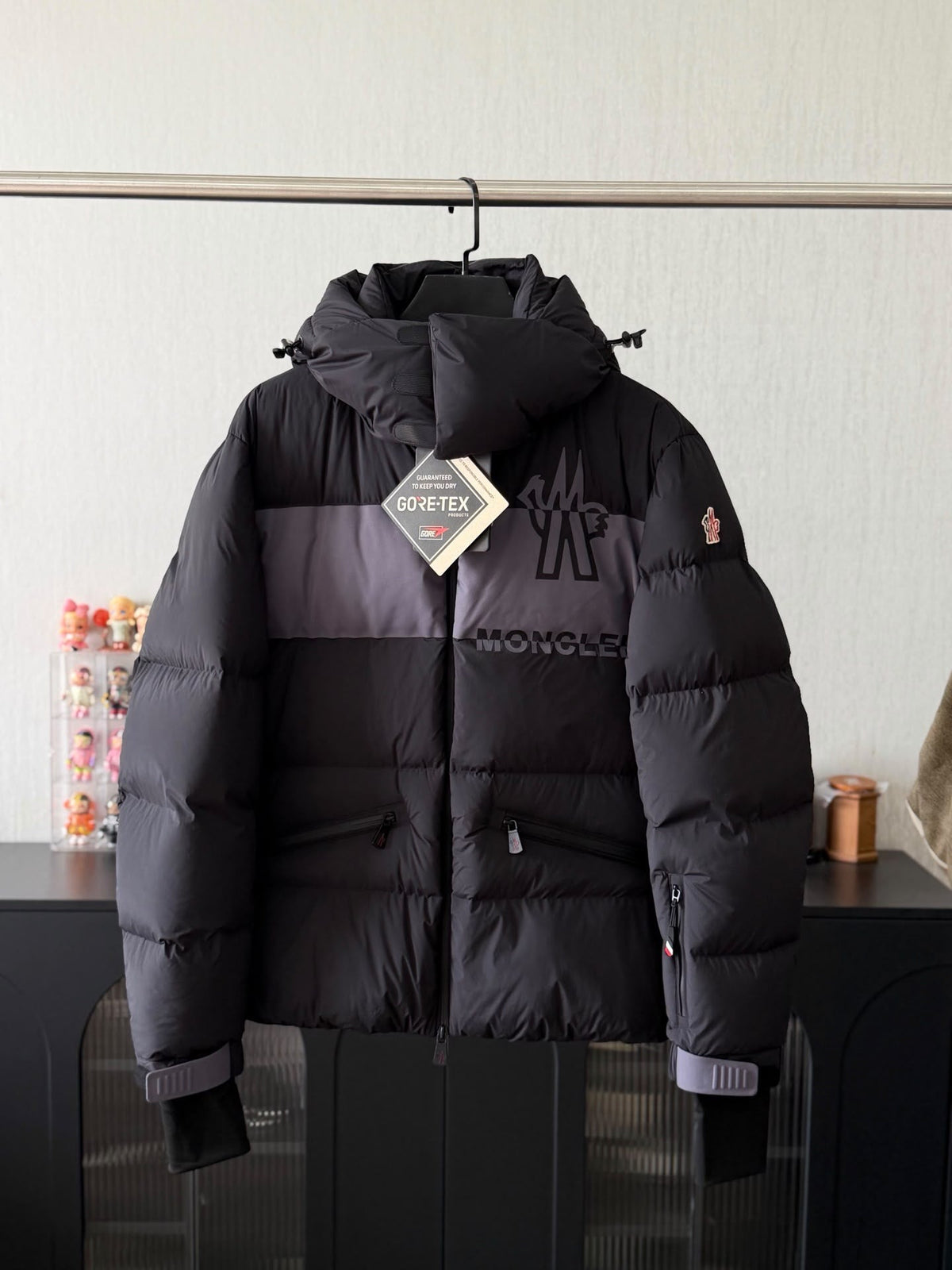 MNCLR PUFF DUAL LOGO TWO TONED BLACK - (PRE ORDER)